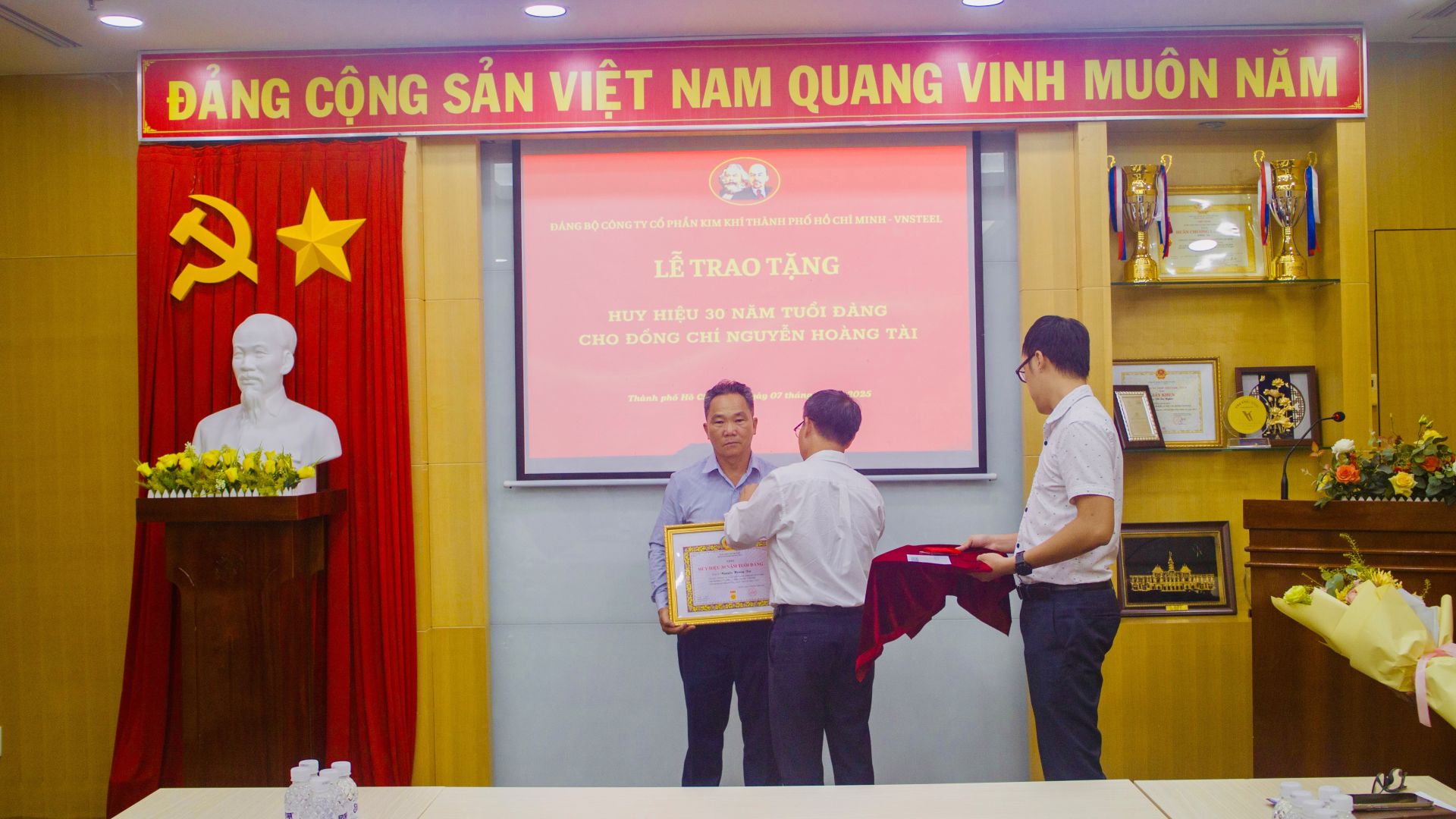 Trao huy hiệu 30 năm tuổi Đảng cho Đồng chí Nguyễn Hoàng Tài