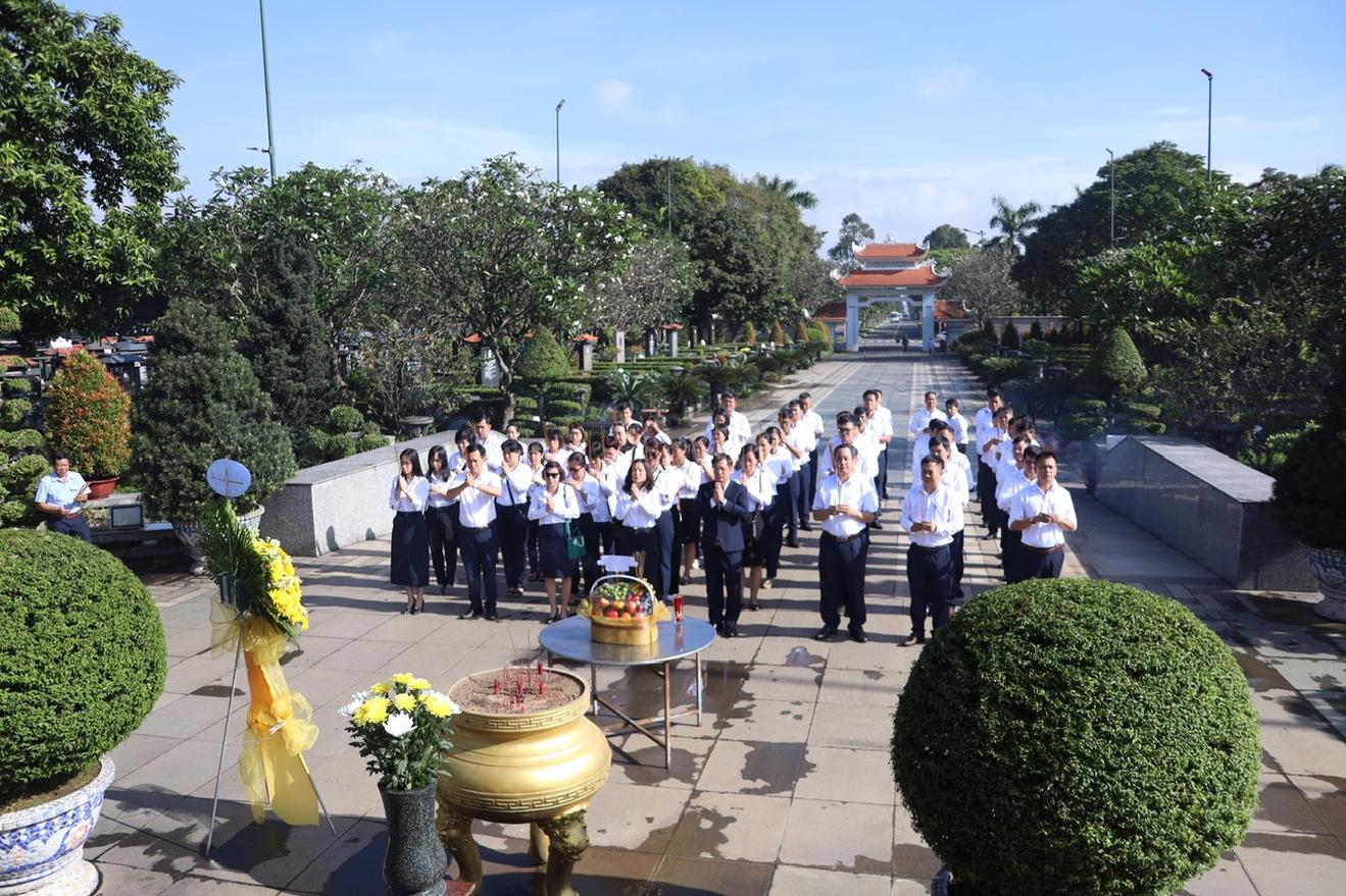 Đảng ủy Công ty Kim khí tổ chức dâng hương tại Nghĩa trang Thành phố và tham quan Bảo tàng Hồ Chí Minh, Bảo tàng Tôn Đức Thắng