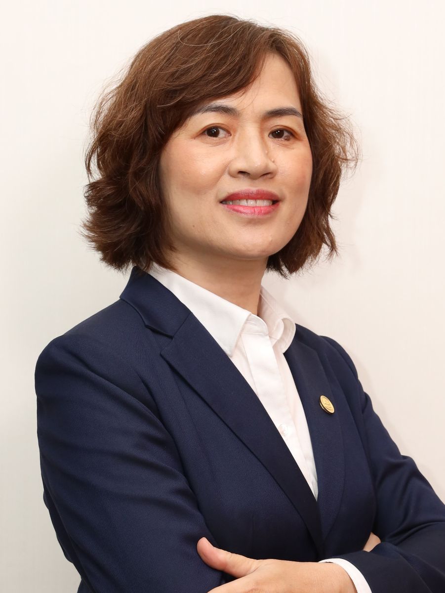 Bà: Hoàng Lê Ánh